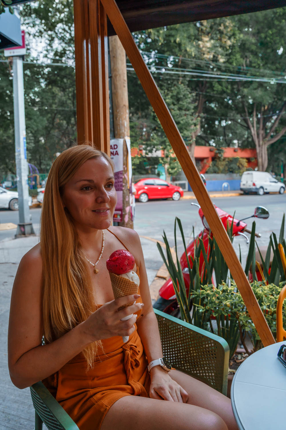 Author Mal eating an ice cream at Bendita Paleta & Gelato Condesa.